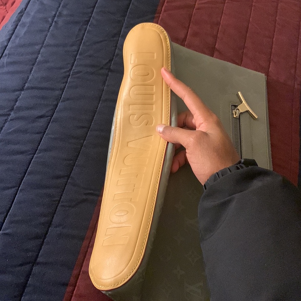Louis Vuitton Office Bag. Luxurious, Minimalistic, Unique Colorway. 2018 Milan. - Picture 3 of 6